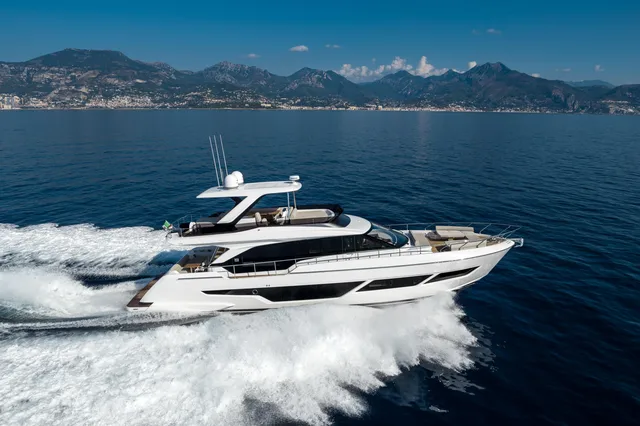 FERRETTI YACHTS 670