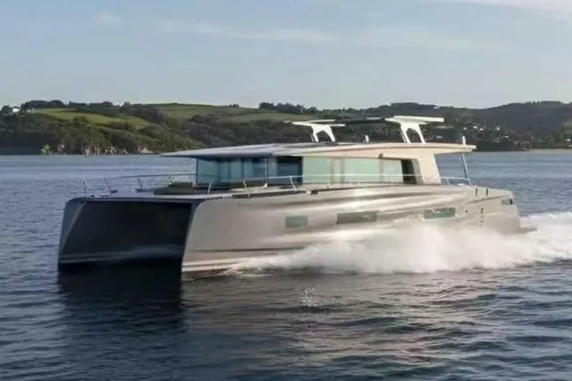 MAZARIN 75 POWERCAT HYBRID