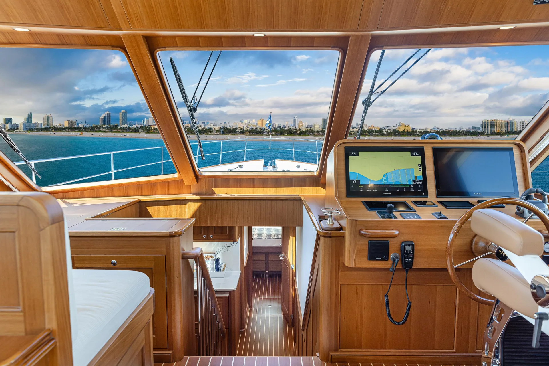 HUNT YACHTS 63 FLYBRIDGE - Image 3