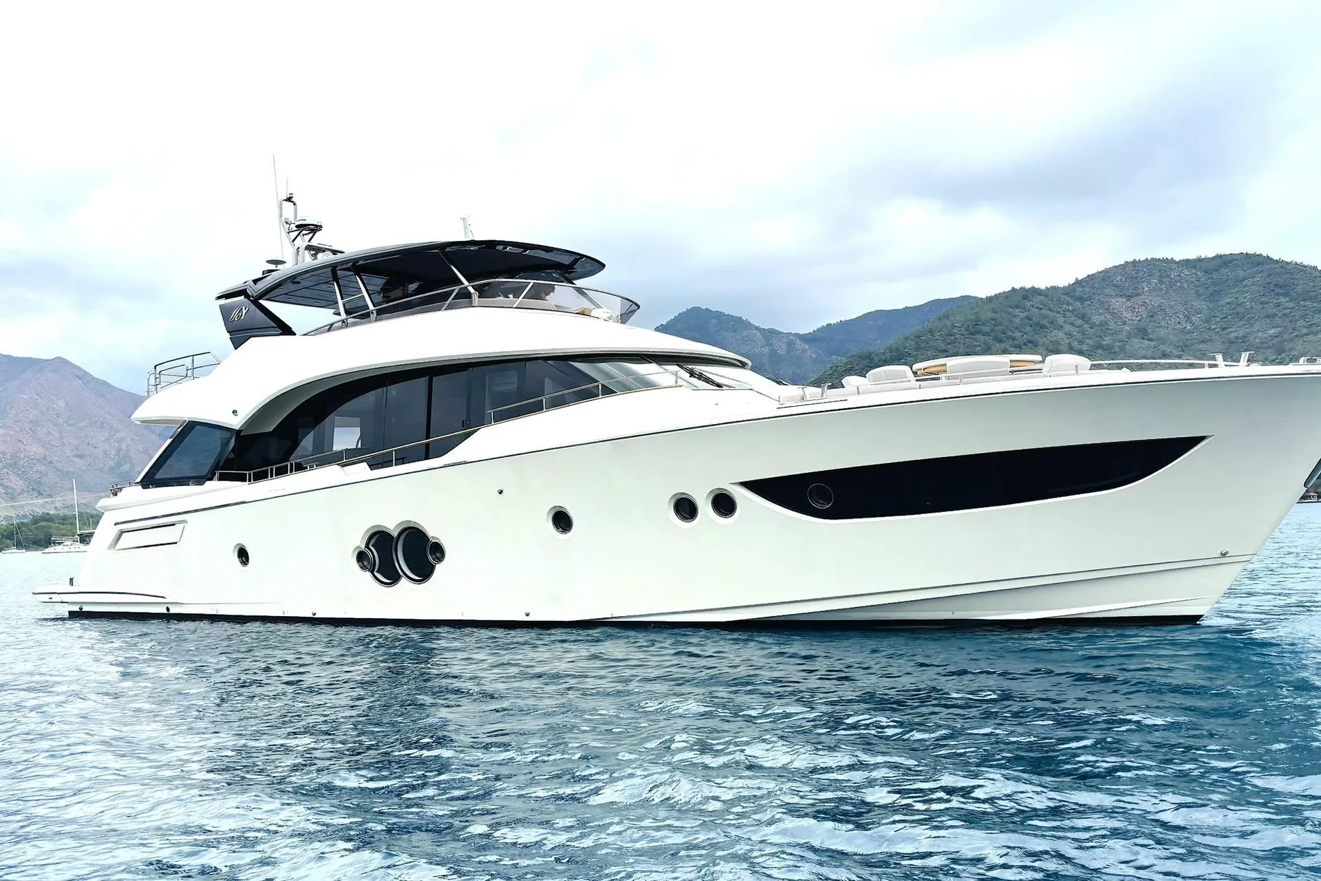 MONTE CARLO YACHTS MCY 80 - Image 3