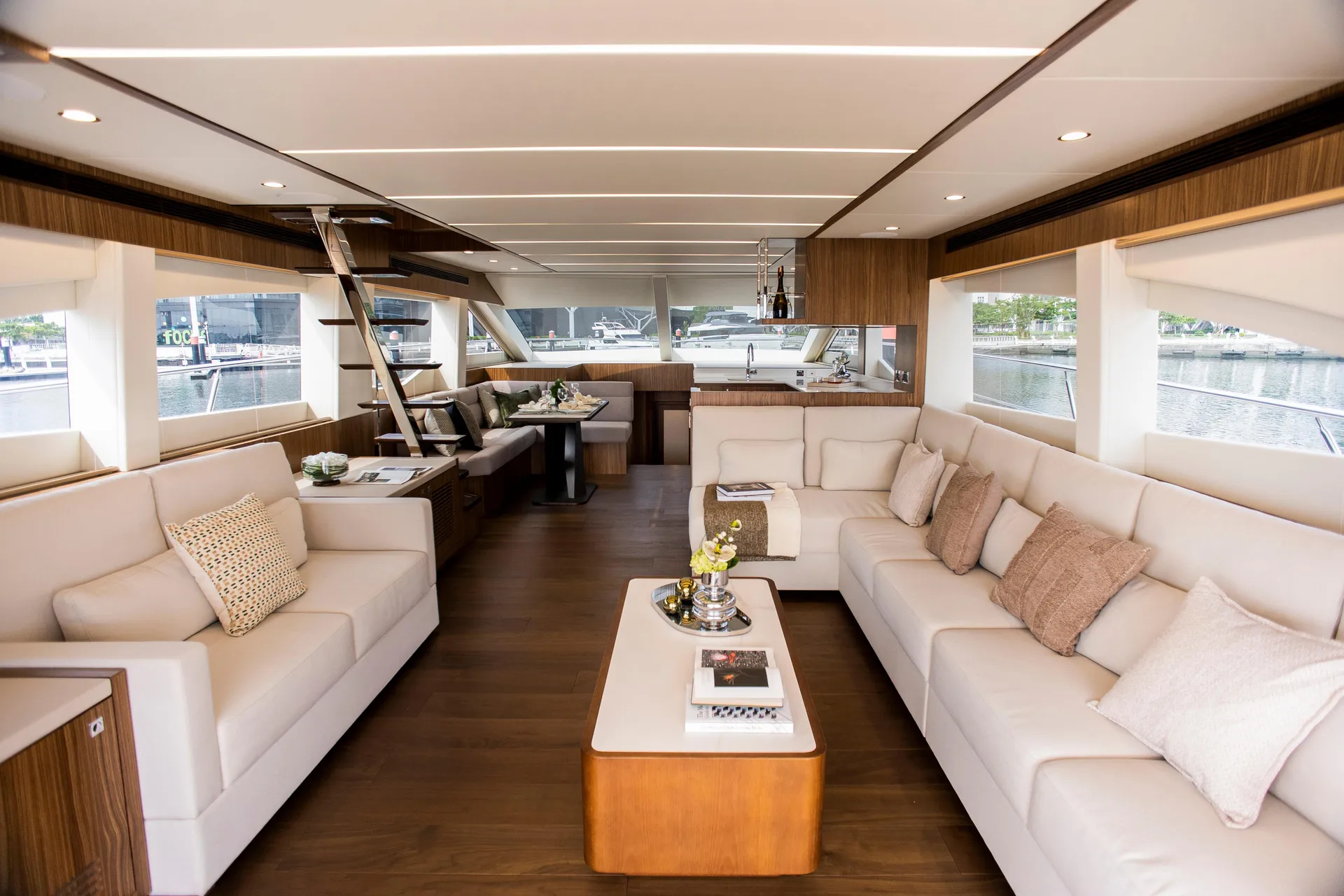70' JOHNSON SKYLOUNGE 2026 - Image 3