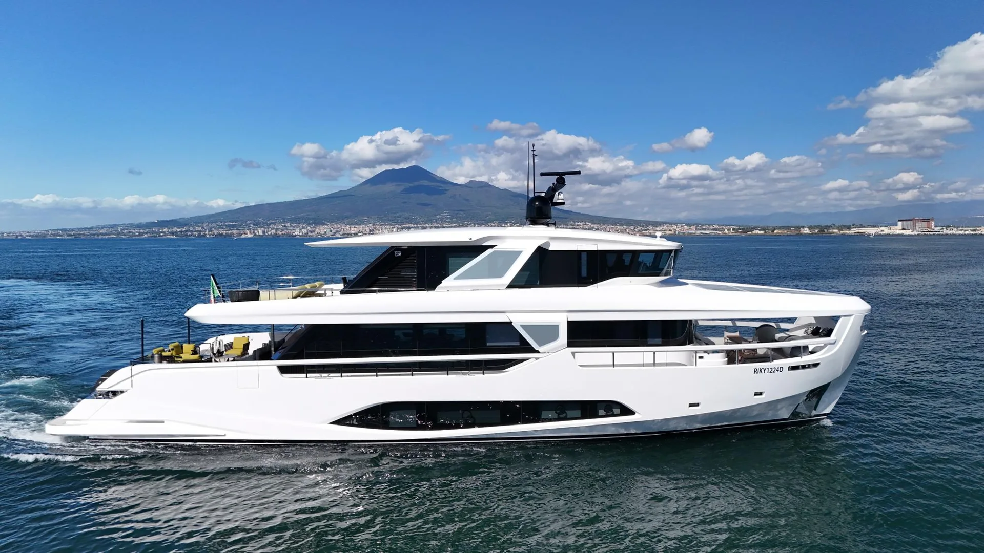 FERRETTI YACHTS INFYNITO 90 - Image 1