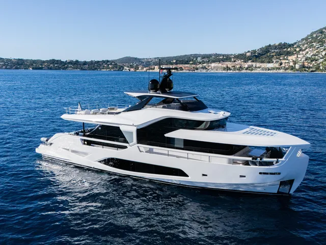 Disponible, en stock — Ferretti Yachts