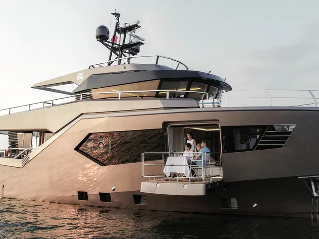 HULL #5 — Evadne