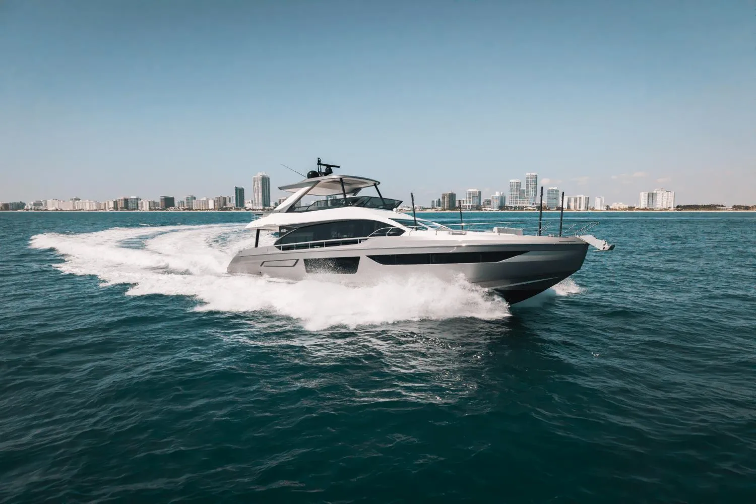 2023 AZIMUT 68 FLY - Image 3