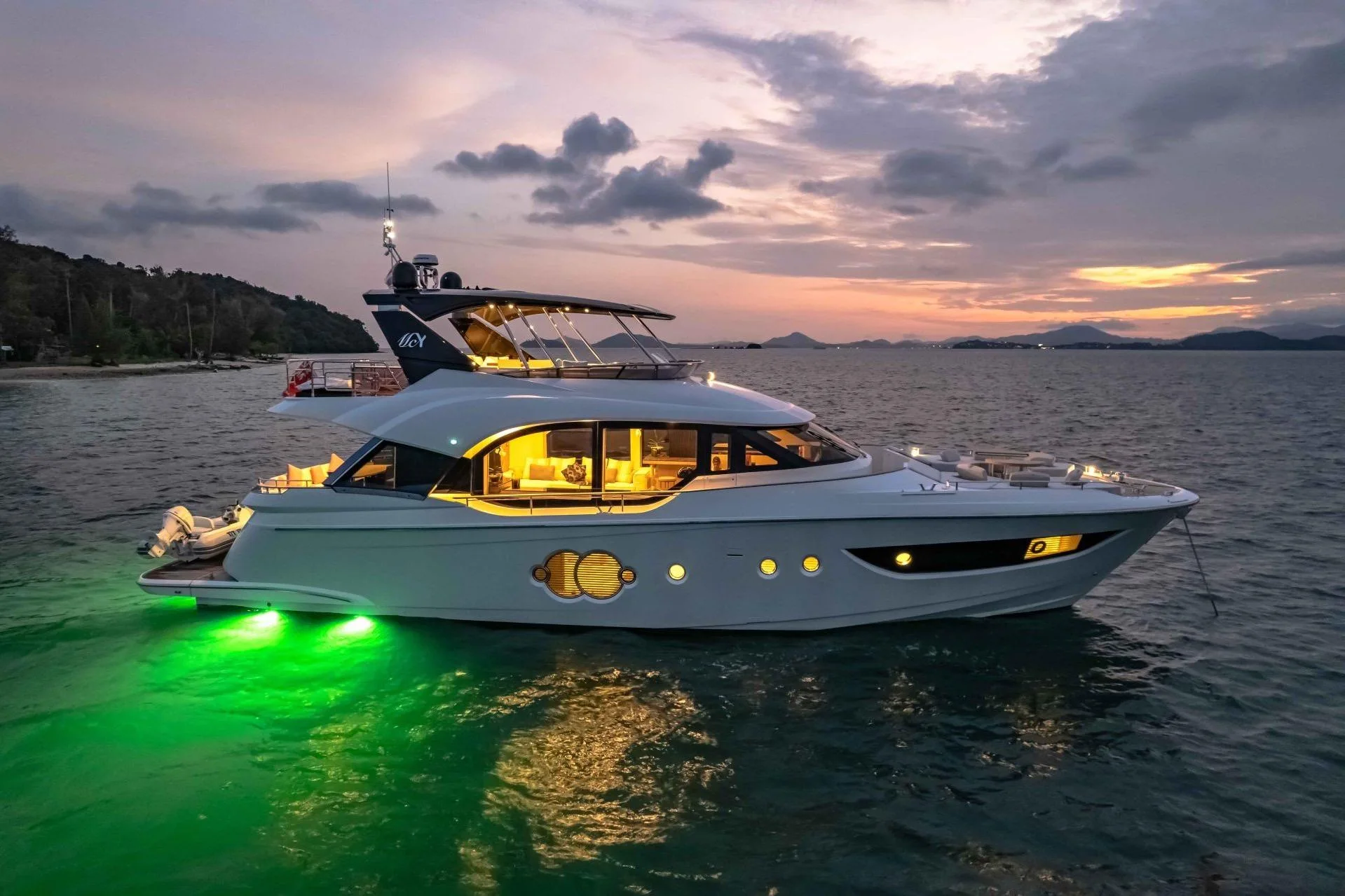 MONTE CARLO YACHTS MCY 70 SKYLOUNGE - Image 1