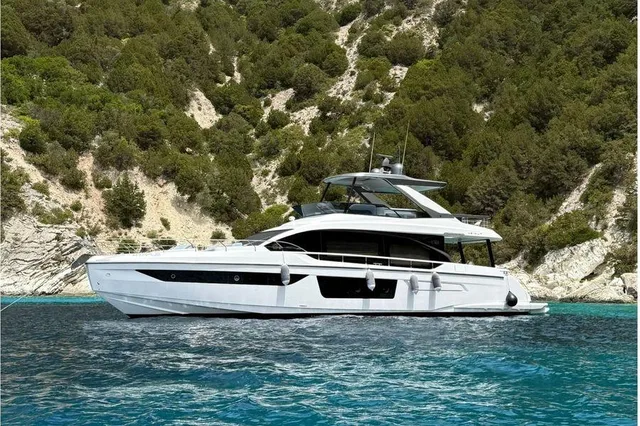 AZIMUT 68 HARD TOP WITH STABILIZERS