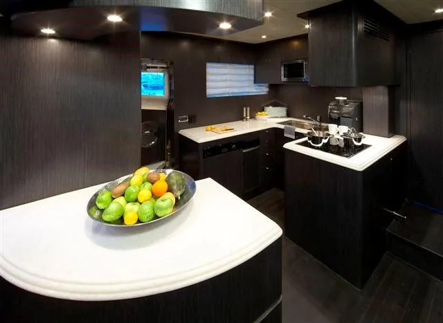 JOHNSON 83' SKYLOUNGE M/Y - Image 3