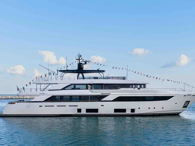 OFF HIRE — Ferretti Yachts