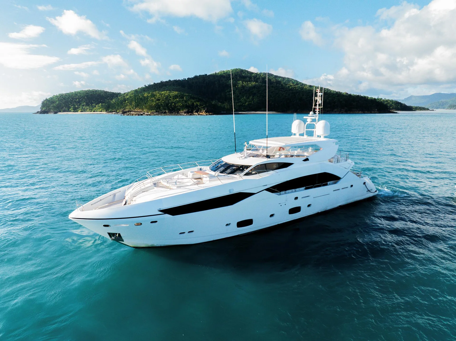 2015 SUNSEEKER 115' SPORT YACHT - Image 1