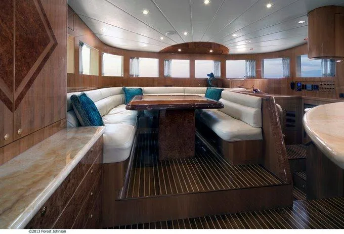 JOHNSON 80' FLYBRIDGE M/Y - Image 3