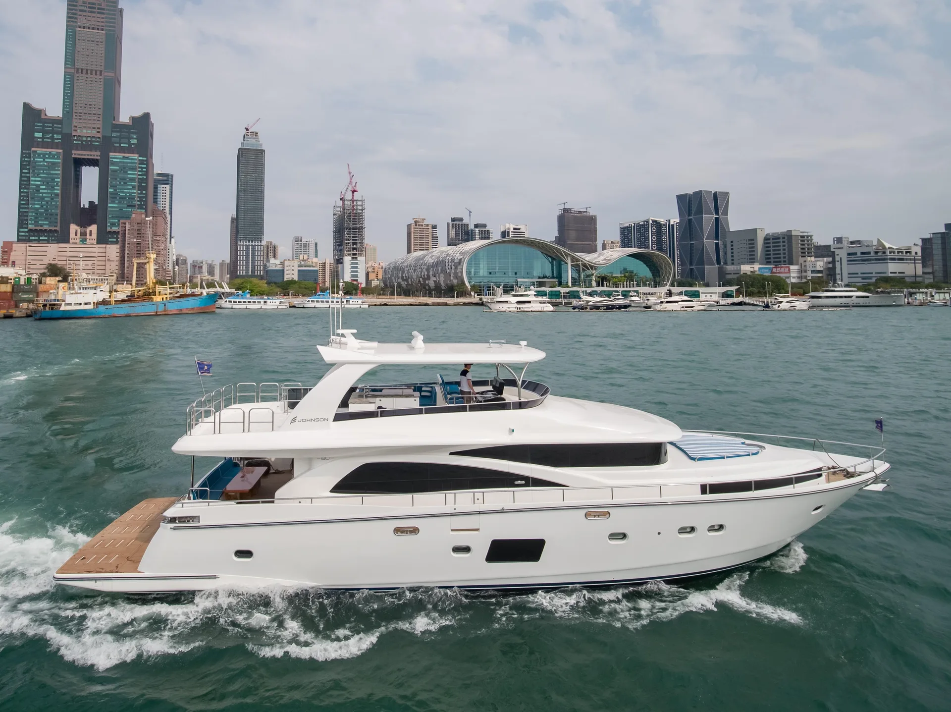 JOHNSON 80' FLYBRIDGE M/Y - Image 1