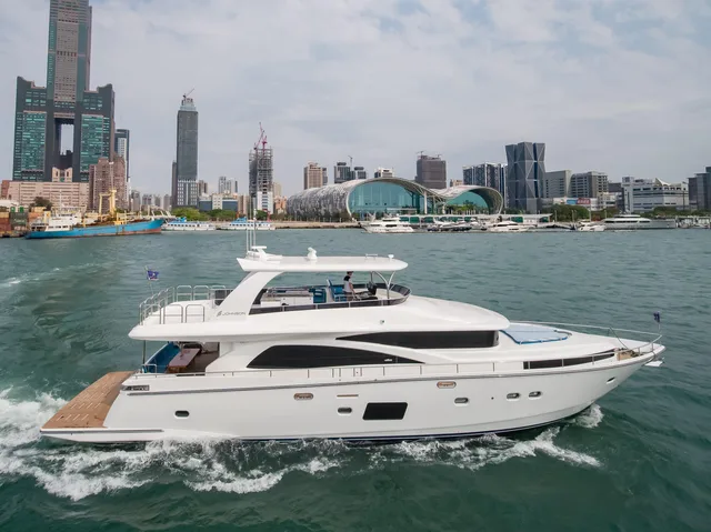 JOHNSON 80' FLYBRIDGE M/Y