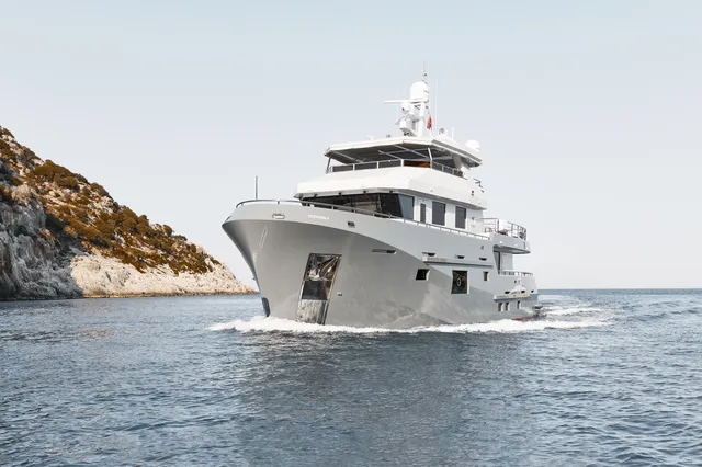 BERING 77 EXPLORER YACHT
