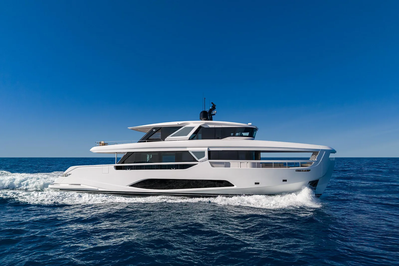 FERRETTI YACHTS INFYNITO 90 - Image 1