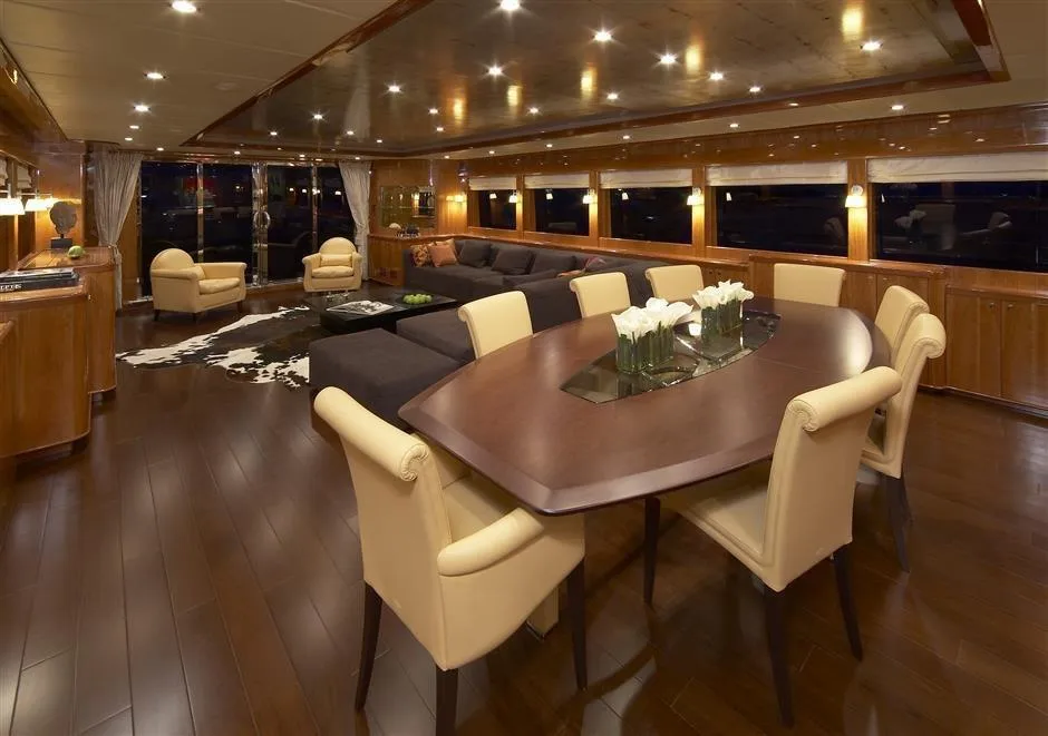 JOHNSON 110 FLYBRIDGE M/Y - Image 3