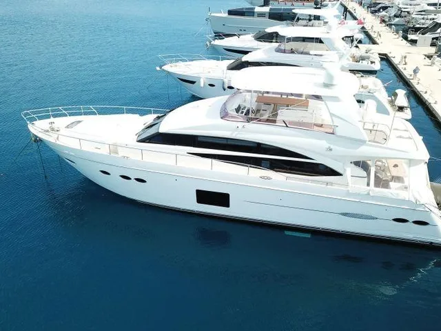 Princess 72 Flybridge Motor Yacht — Princess