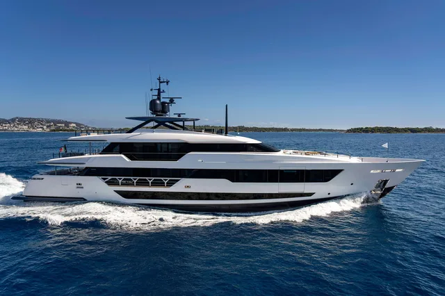 CUSTOM LINE SAETTA 140'