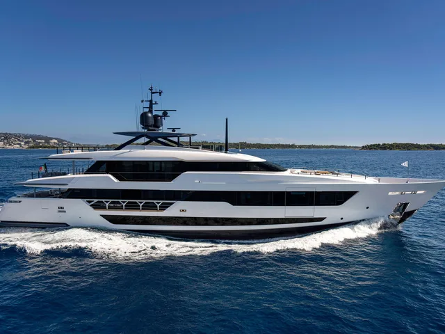 Custom Line SAETTA 140' — Custom Line