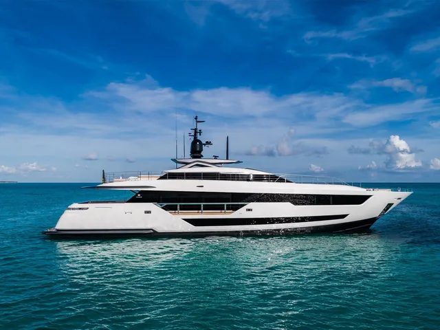 Boat 9018199 — Custom Line