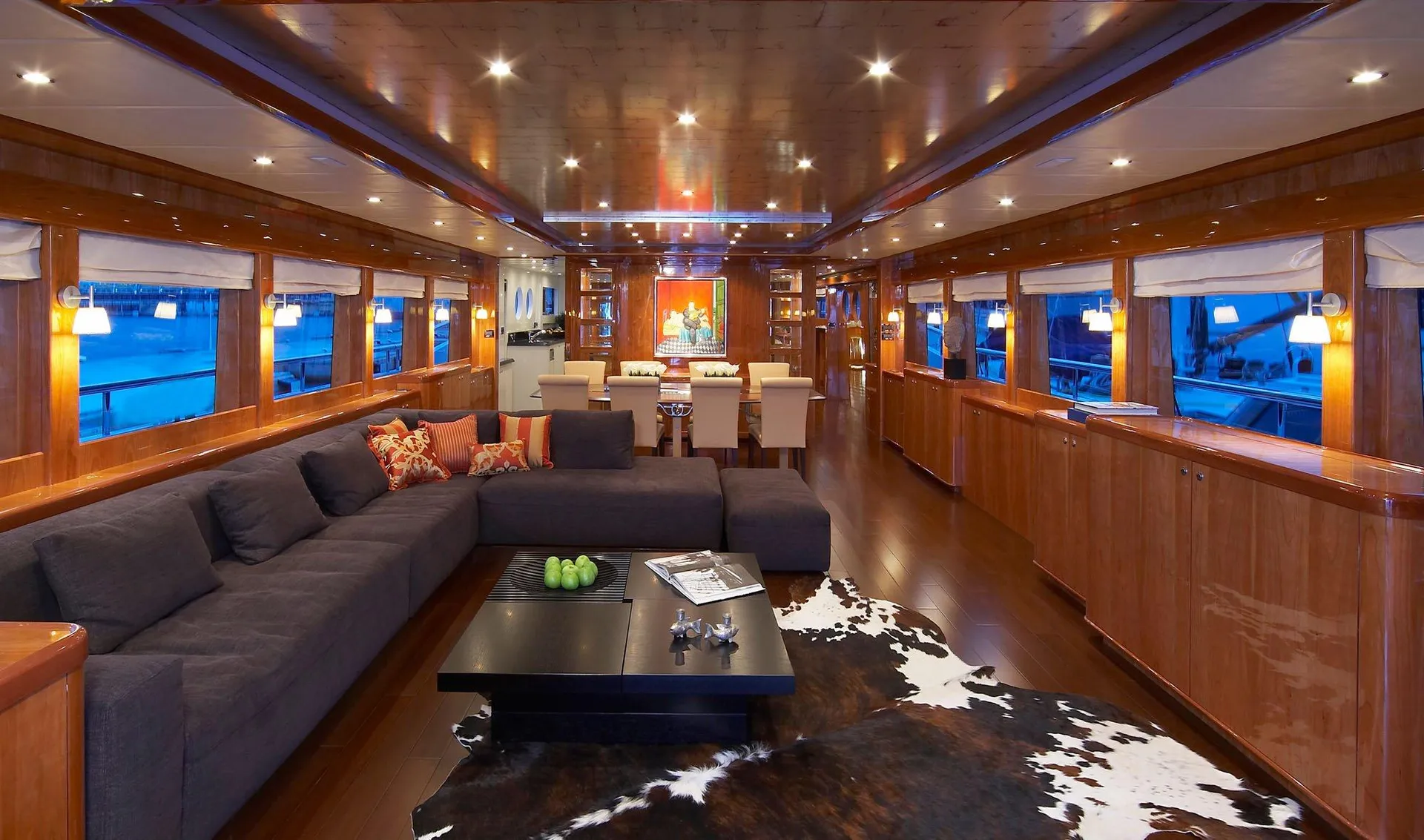 JOHNSON 110 MOTOR YACHT - Image 3