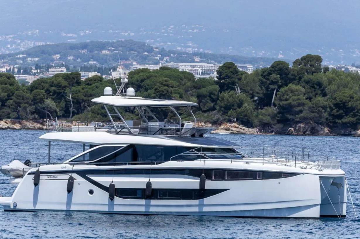 PRESTIGE M8 - Image 1