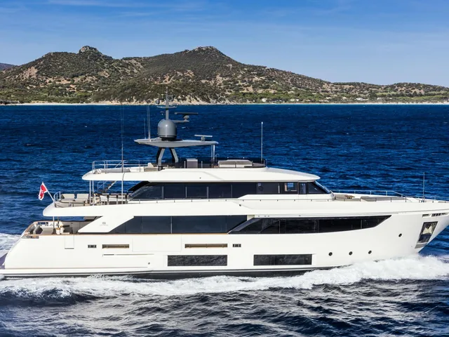 Custom Line Navetta 33 — Custom Line