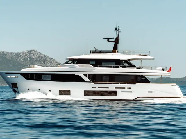 M/Y AT ONE — Custom Line