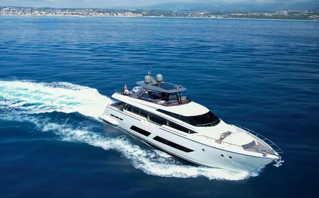 FERRETTI YACHTS 850