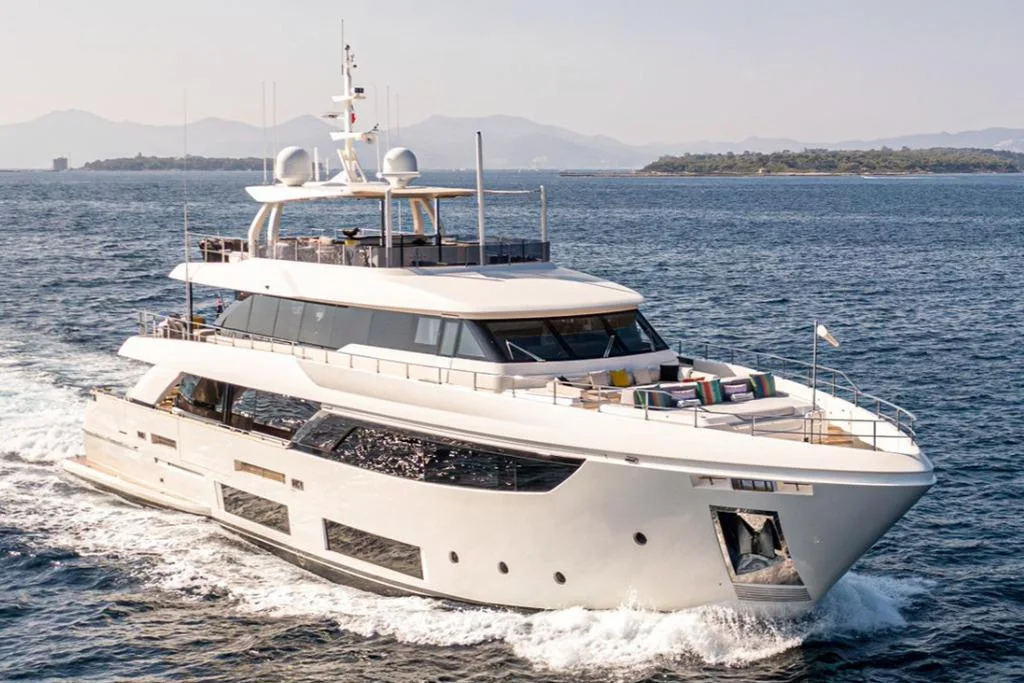 CUSTOM LINE NAVETTA 33 - Image 1