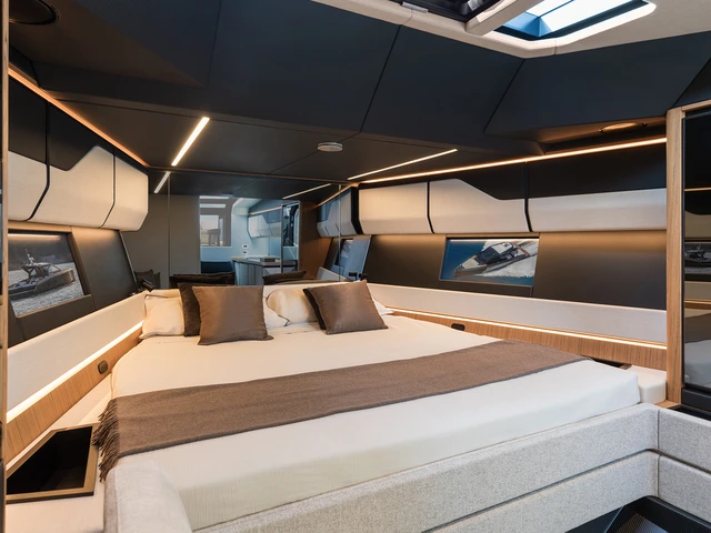 Yacht image 14