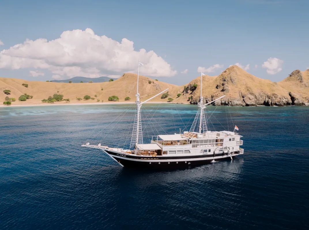 ALIIKAI VOYAGE at anchor
