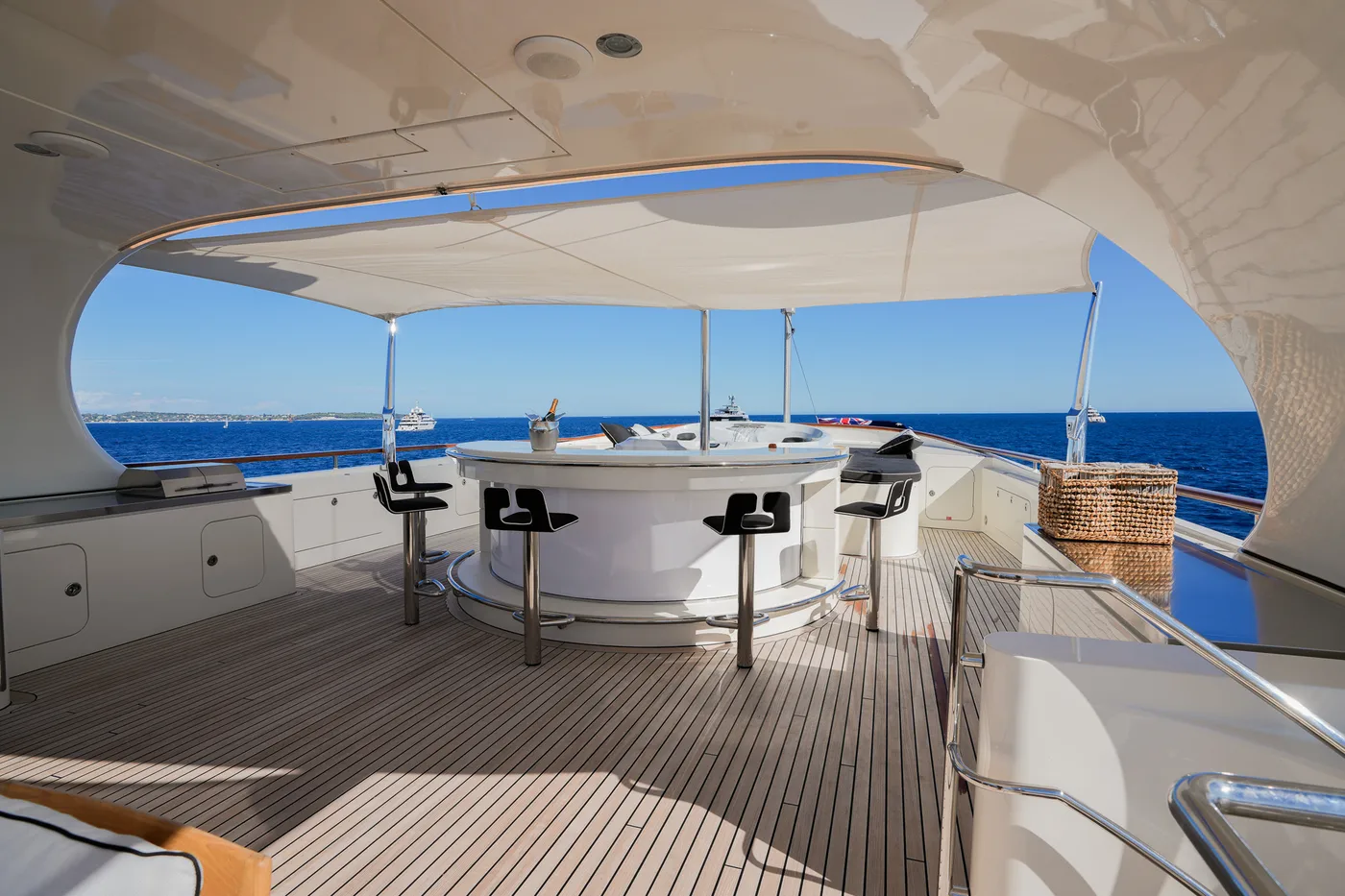 GHOST III, on deck 1