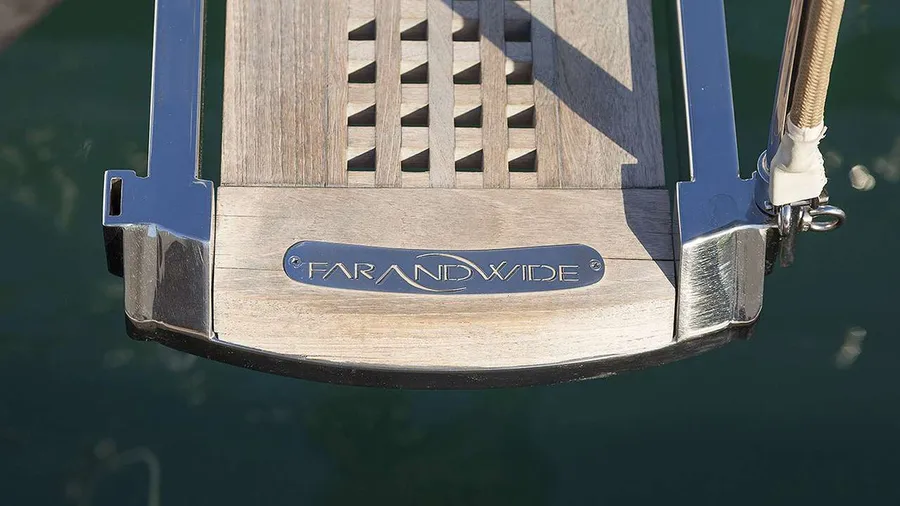 FAR AND WIDE, photos 2