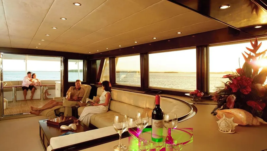 EMERALD LADY, photos 3