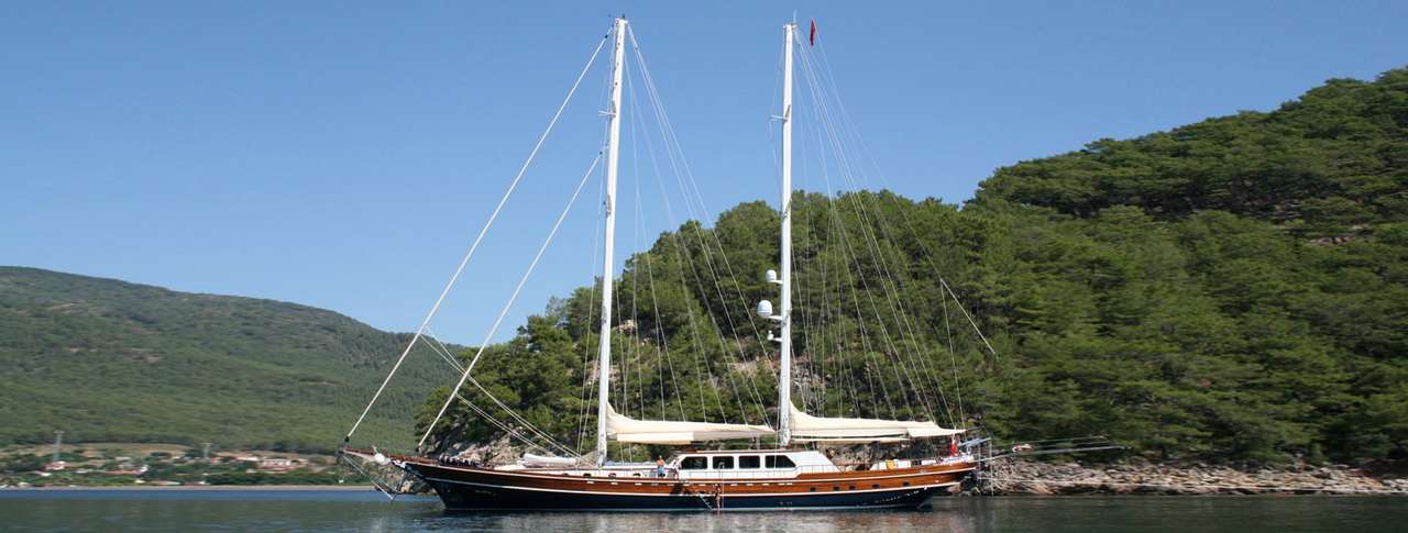 KAYA GUNERI V at anchor