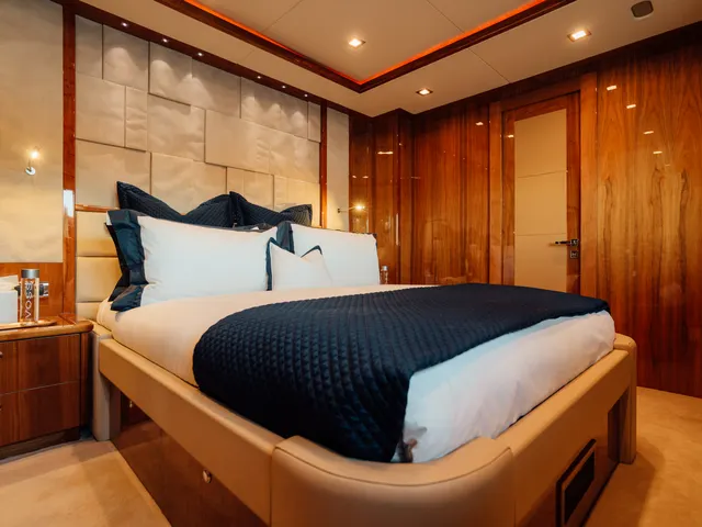 Queen Cabin x2 cabin