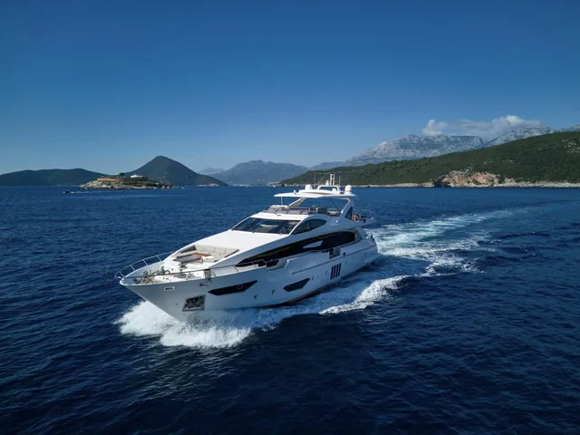 AZIMUT GRANDE 30 METRI