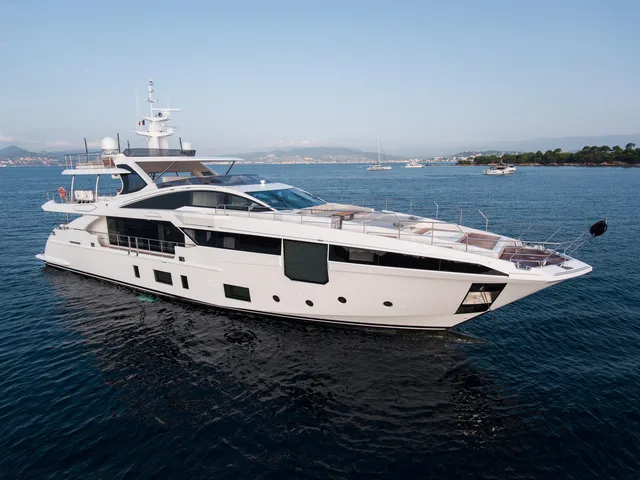 AZIMUT GRANDE 35 METRI