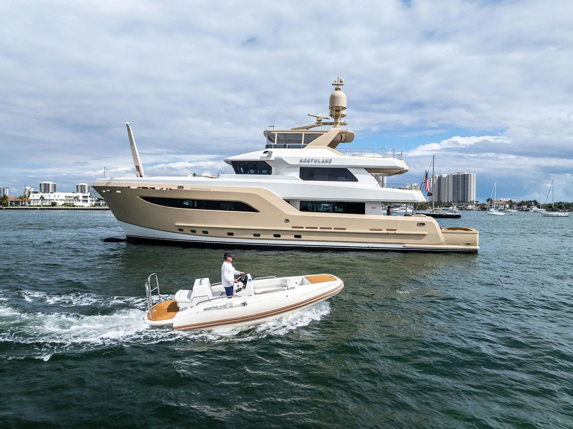 BURGER 104 MOTOR YACHT - Image 3