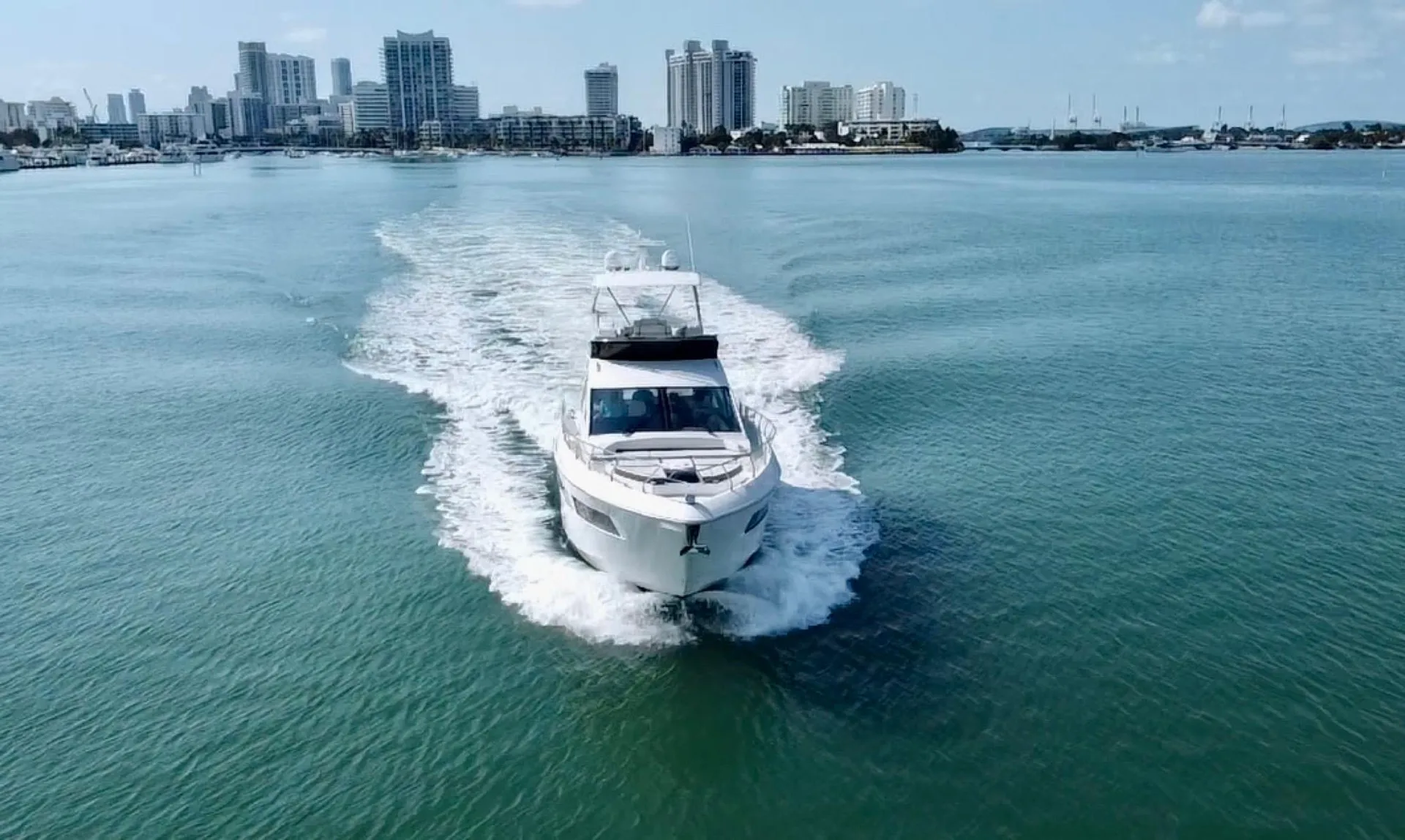 CRUISERS YACHTS 60 CANTIUS FLY - Image 3