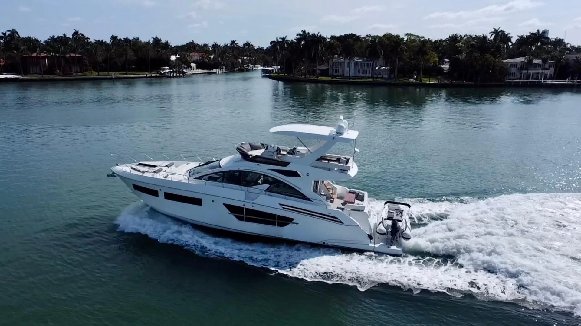CRUISERS YACHTS 60 CANTIUS FLY - Image 1