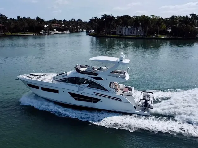 CRUISERS YACHTS 60 CANTIUS FLY