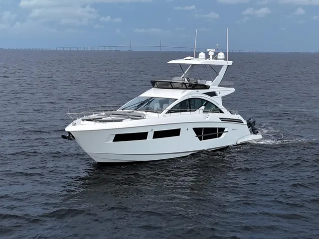 CRUISERS YACHTS 60 CANTIUS FLYBRIDGE