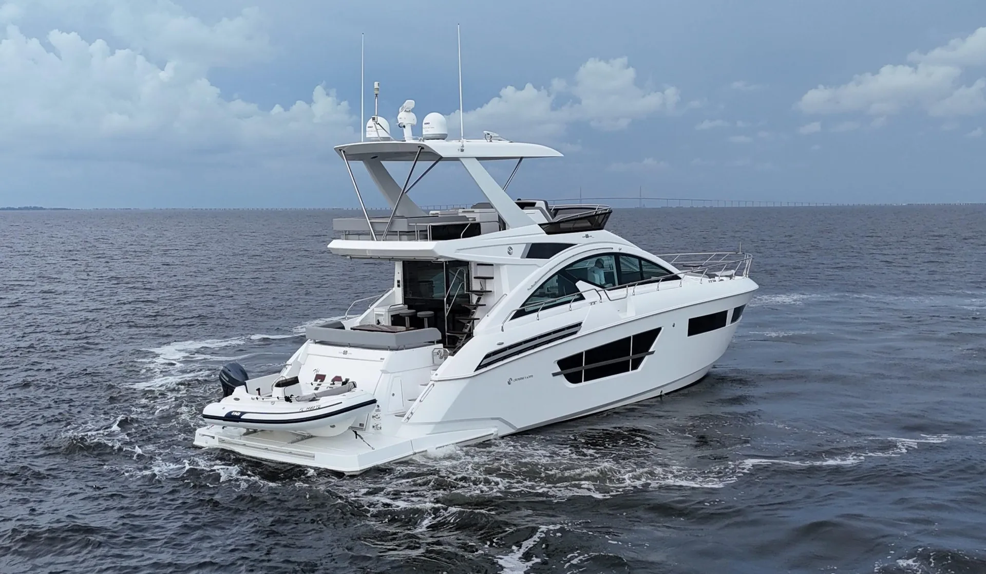 CRUISERS YACHTS 60 CANTIUS FLYBRIDGE - Image 3