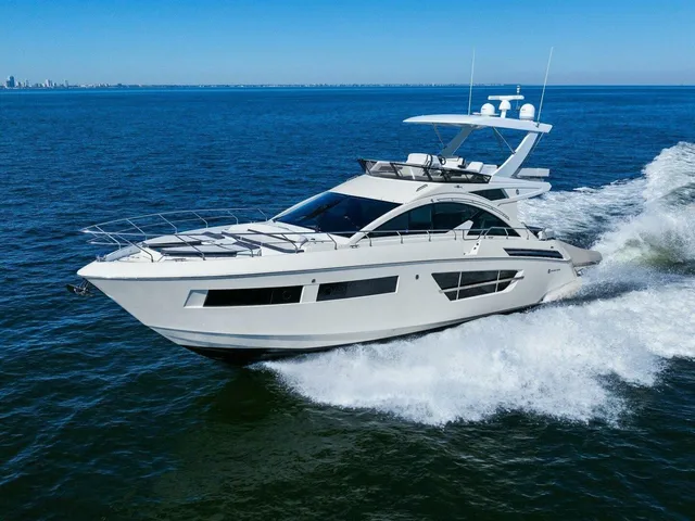 CRUISERS YACHTS CANTIUS 60 FLY