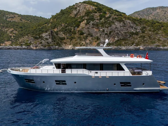 CUSTOM 27M TRAWLER