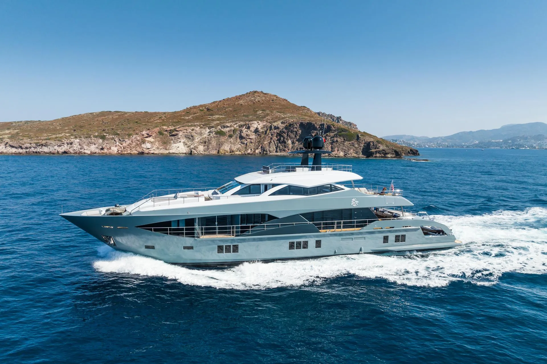 CUSTOM 37 MOTORYACHT - Image 3