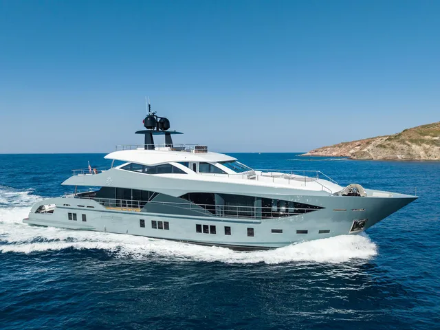 CUSTOM 37 MOTORYACHT