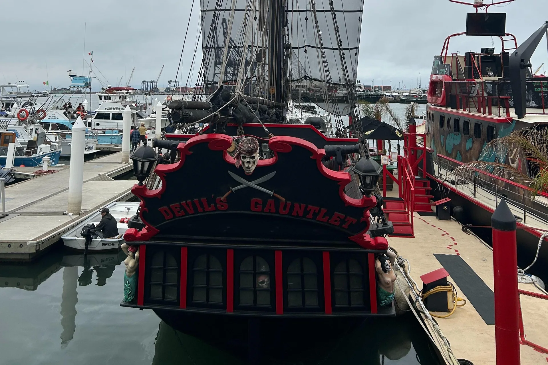 CUSTOM DEVILS GAUNTLET PIRATE SHIP - Image 1
